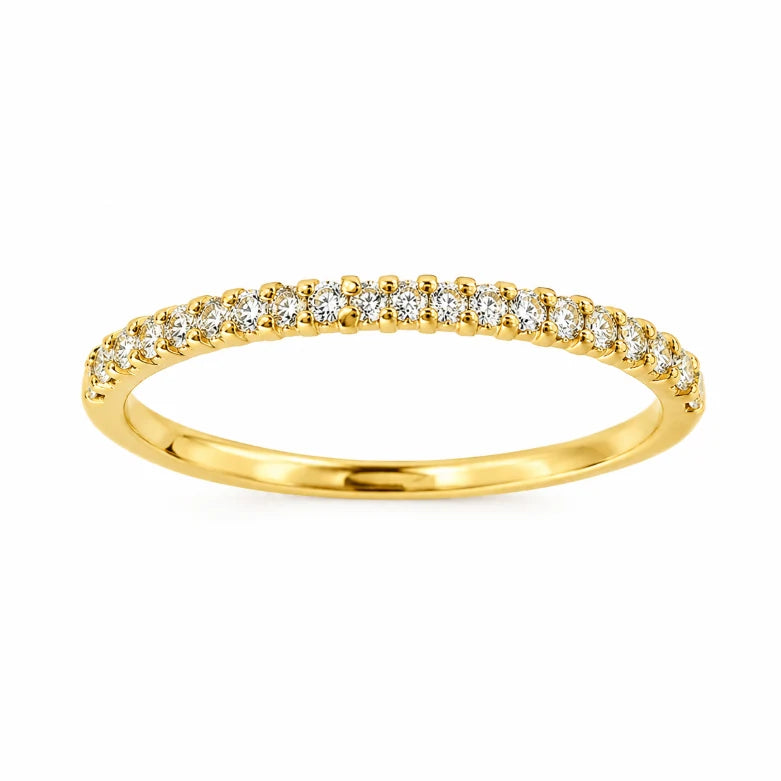 Anel Aparador dourado com zircônias em fundo branco