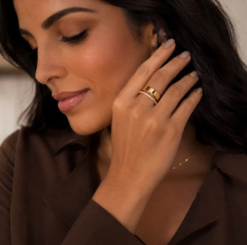Anel Aparador dourado usado em composição elegante