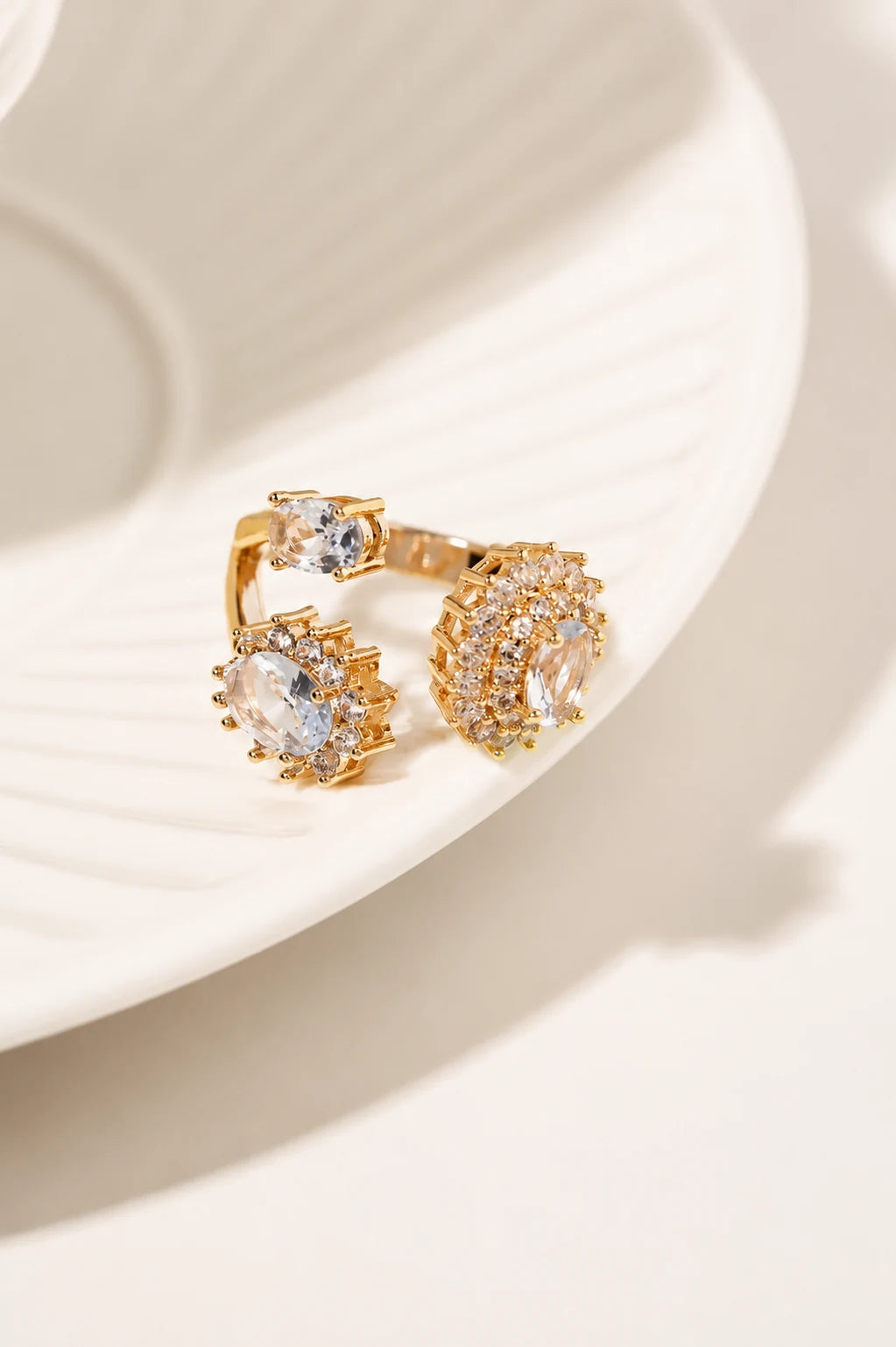 Anel Cristal London em composição elegante