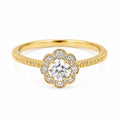 Anel Flor Zircônia dourado em fundo branco
