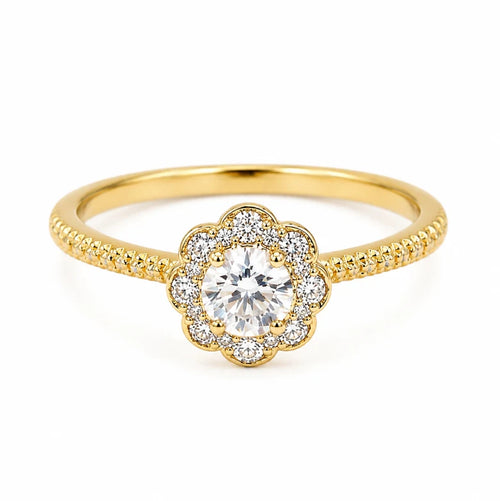 Anel Flor Zircônia dourado em fundo branco