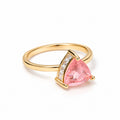 Anel Fusion Quartzo Rosa e Zircônia AVELINE em fundo branco