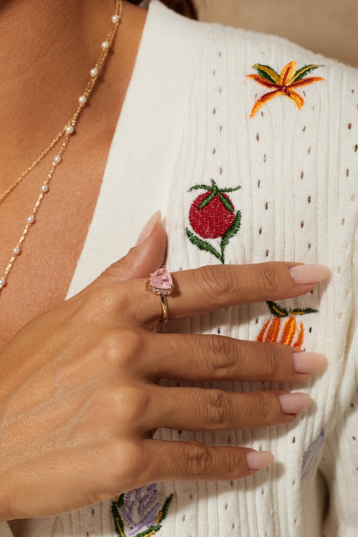Anel Fusion Quartzo Rosa e Zircônia AVELINE em uso