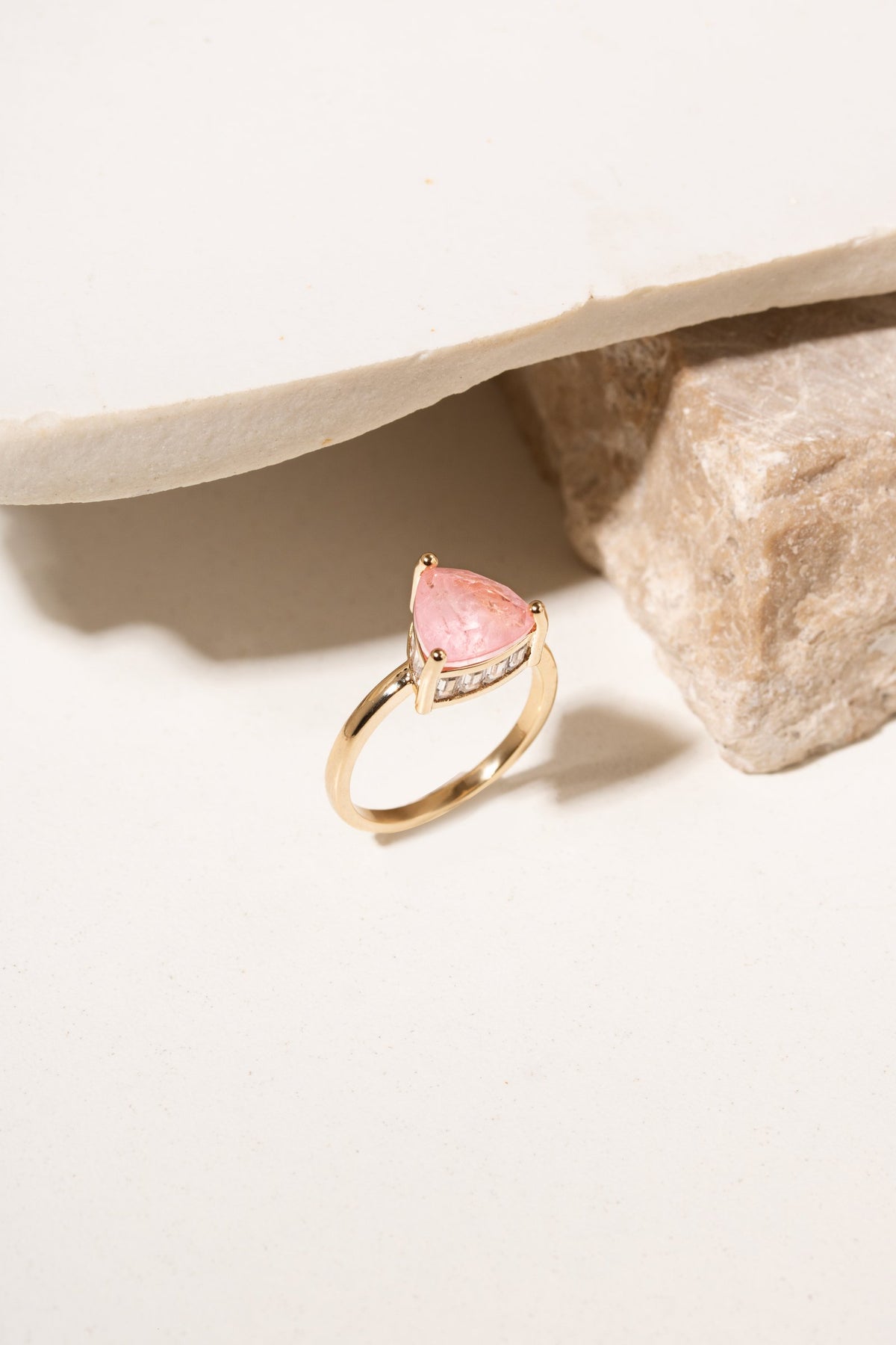 Anel Fusion Quartzo Rosa e Zircônia AVELINE em composição
