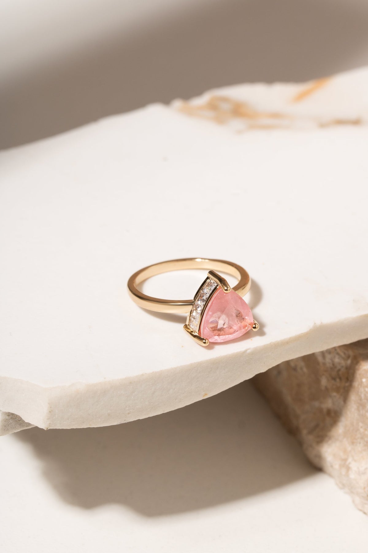 Anel Fusion Quartzo Rosa e Zircônia AVELINE detalhe da pedra e zircônias