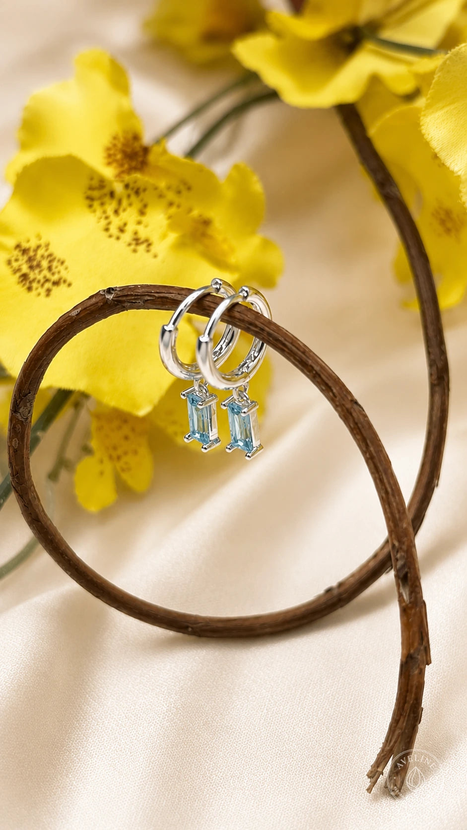 Brinco Zircônia Azul em prata 925 com flores amarelas — Aveline
