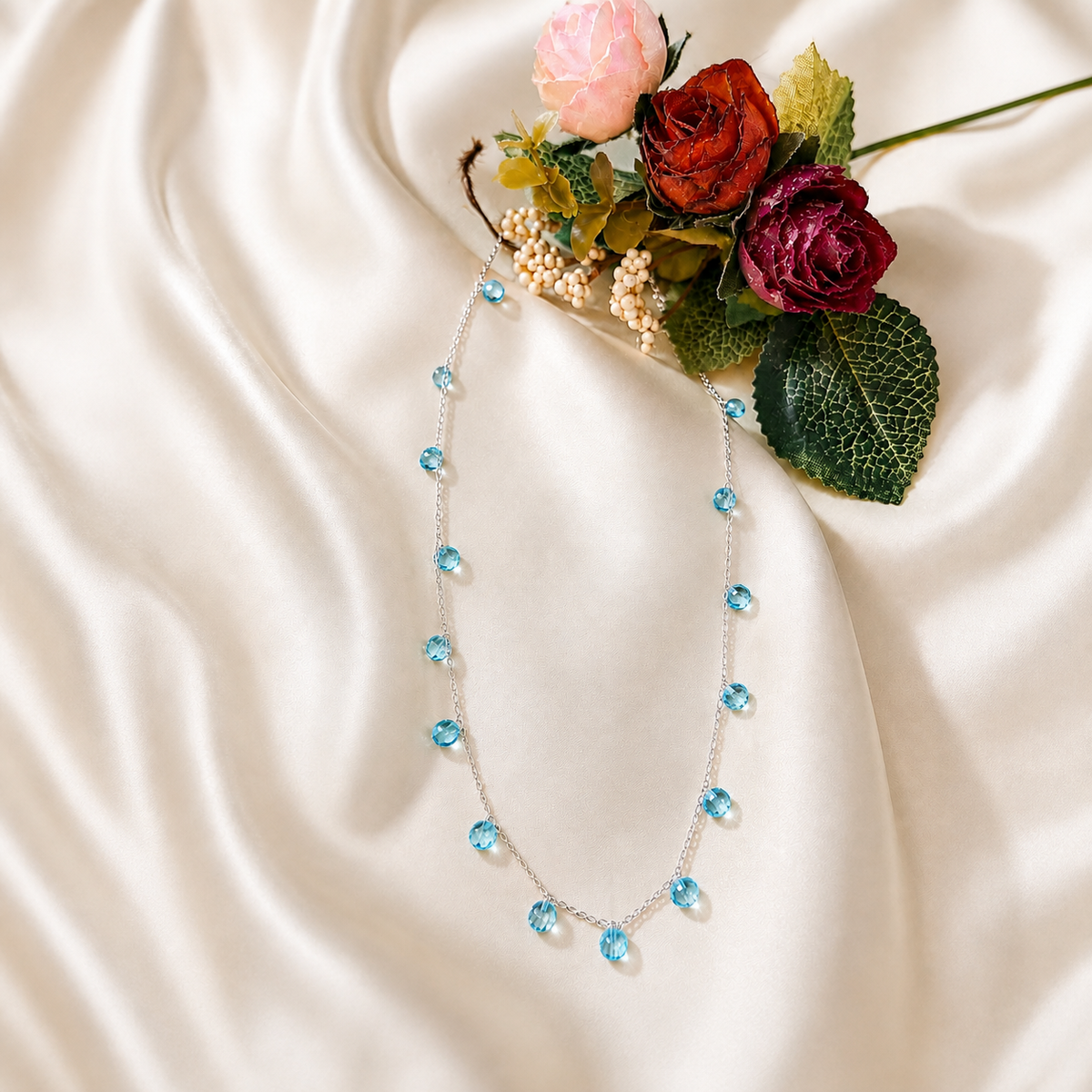 Colar Cristal Azul Aveline - imagem ambientada com flores