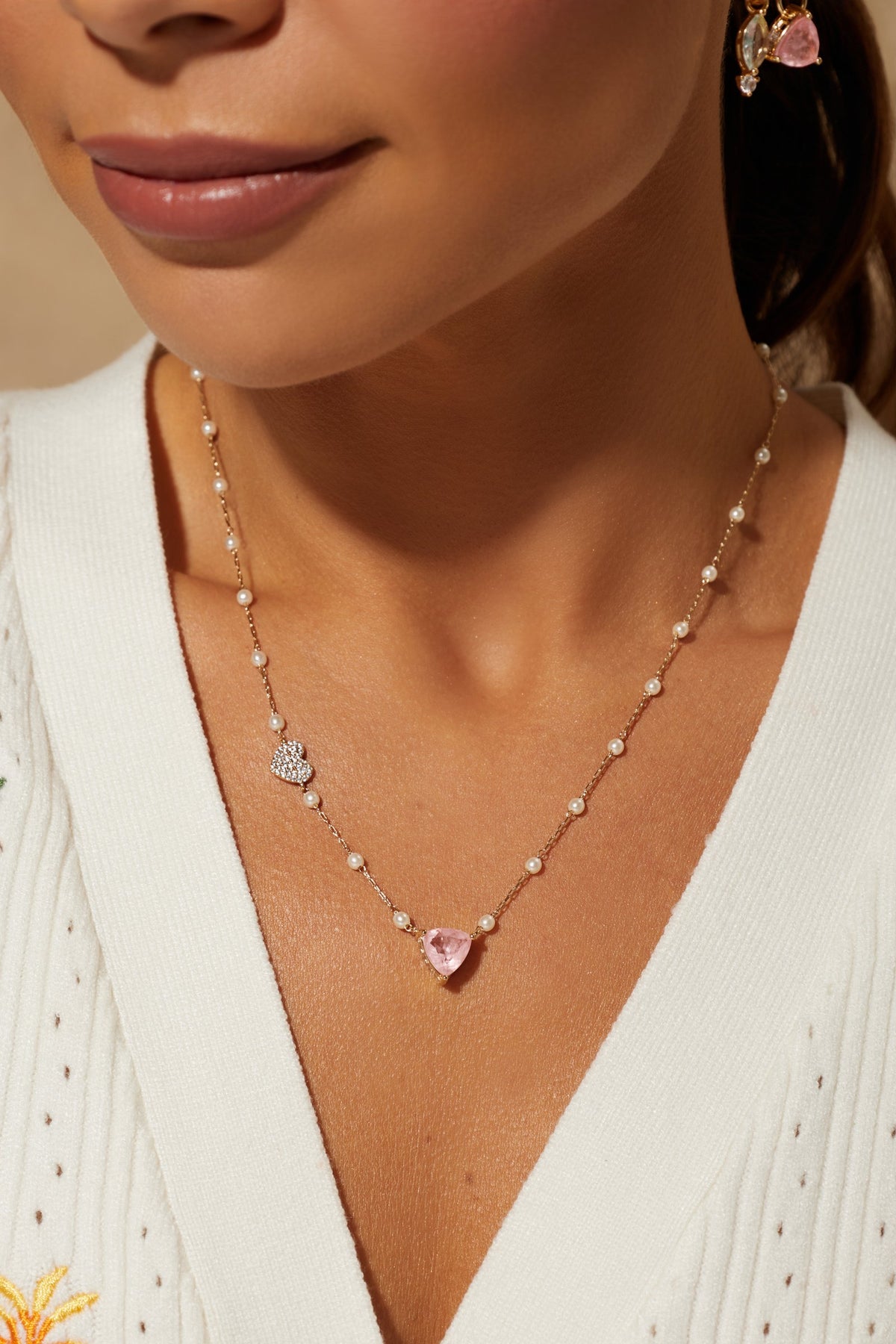 Colar Fusion Quartzo Rosa e Zircônia AVELINE em uso