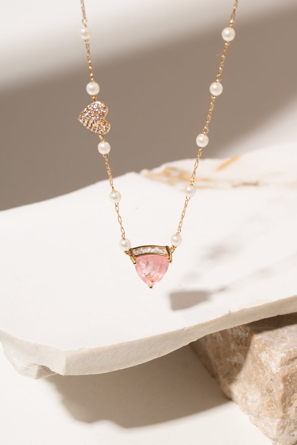 Colar Fusion Quartzo Rosa e Zircônia AVELINE detalhe do pingente