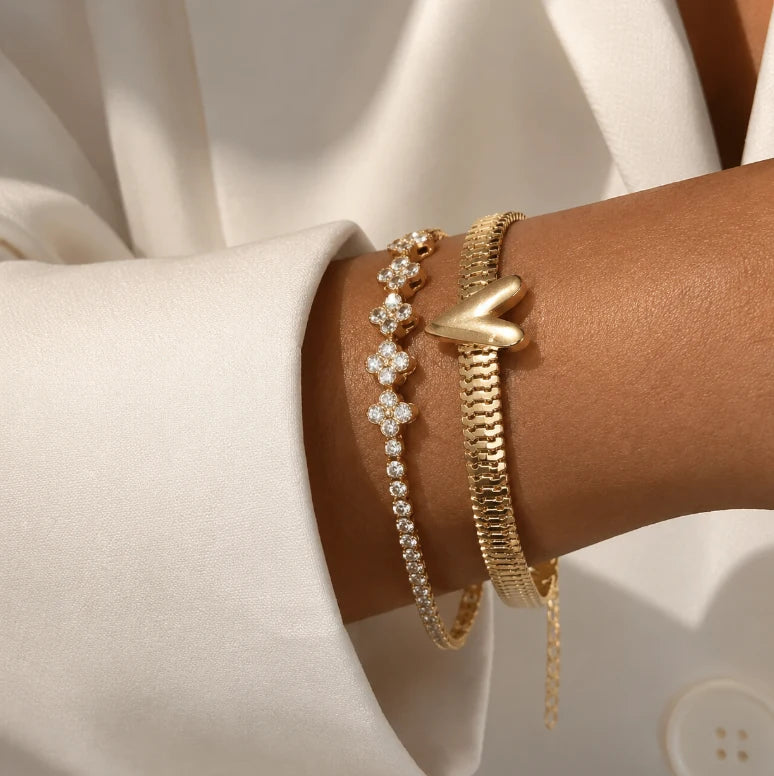 Pulseira Trevo AVELINE em composição dourada