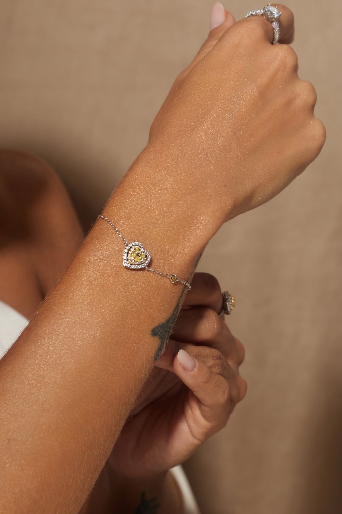 Pulseira Zircônia Fancy Yellow AVELINE em uso